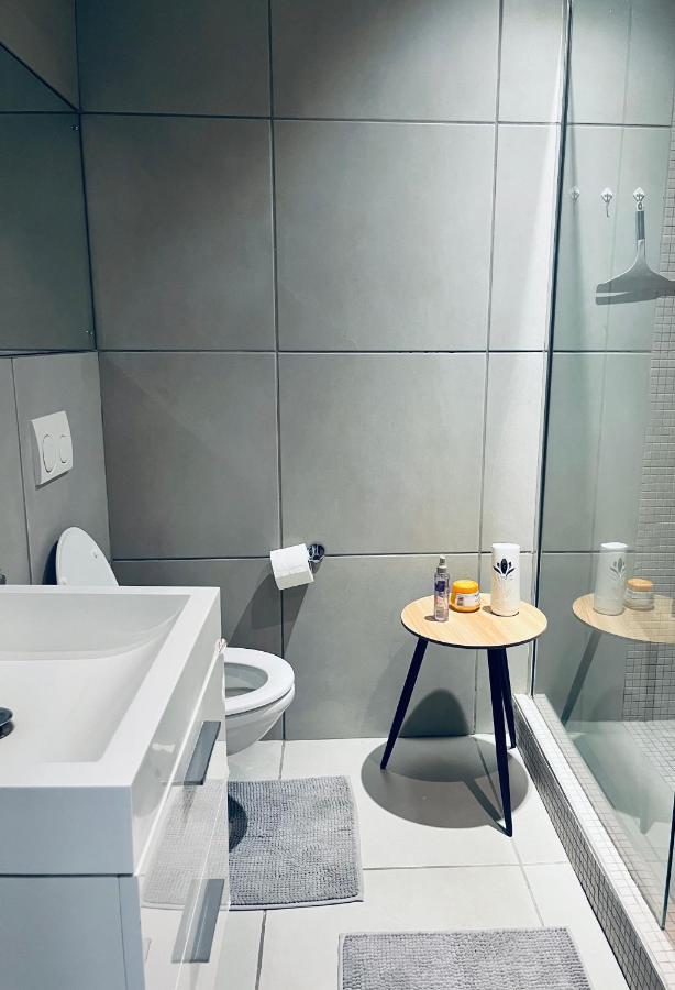 Modernluxe Apartment Windhoek Esterno foto