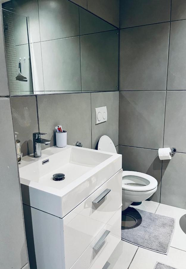 Modernluxe Apartment Windhoek Esterno foto