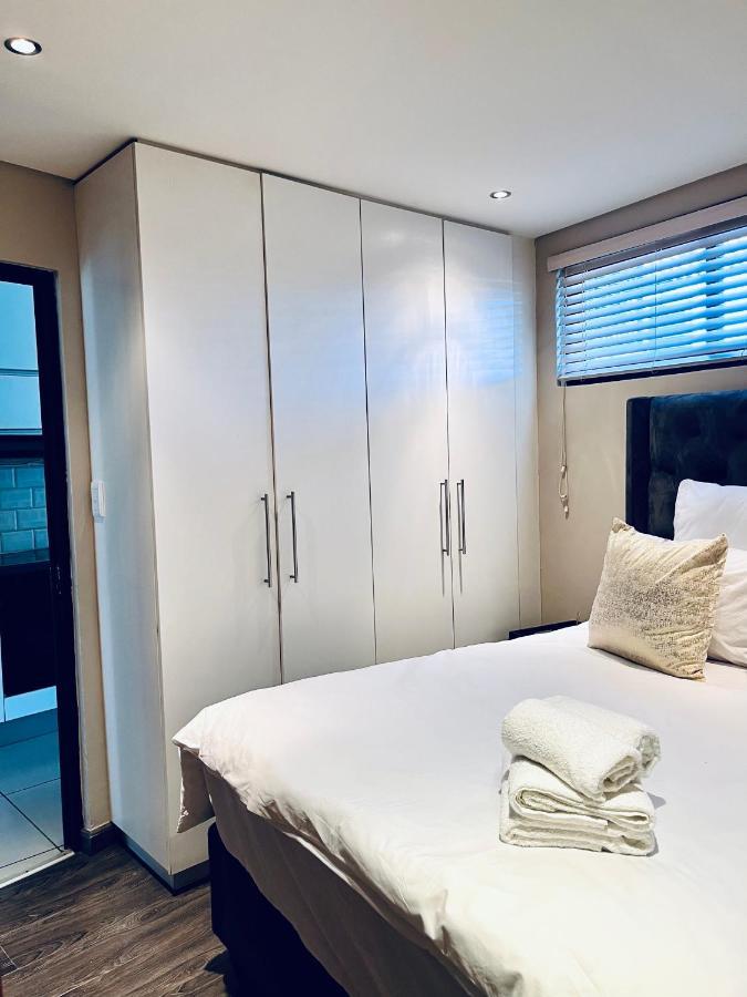 Modernluxe Apartment Windhoek Esterno foto