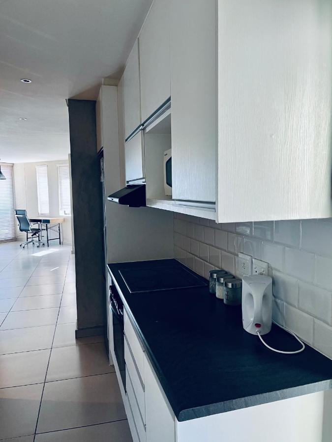 Modernluxe Apartment Windhoek Esterno foto
