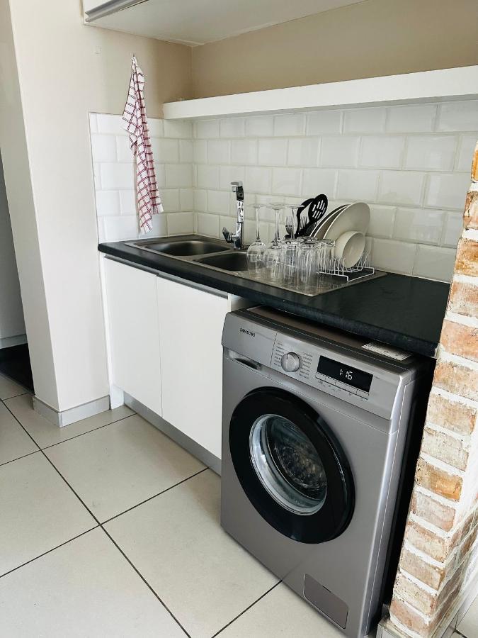 Modernluxe Apartment Windhoek Esterno foto